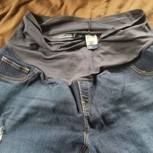 Old Navy full-panel maternity jeans. Size 16